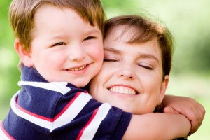 mama-copil-imbratisare