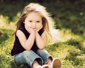 Sweet Little Girl On Ground HD Wallpaper-1280x1024-cutelittlebabies.blogspot.com
