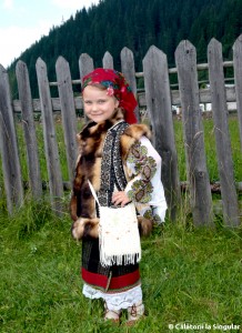 bucovina-fetita-in-costum-popular