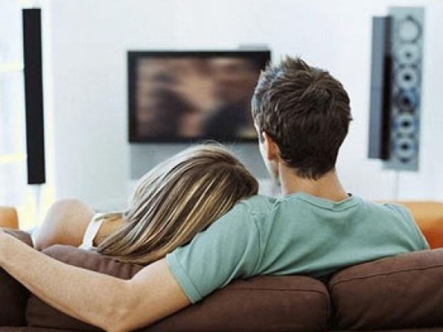 watching_tv_73830900