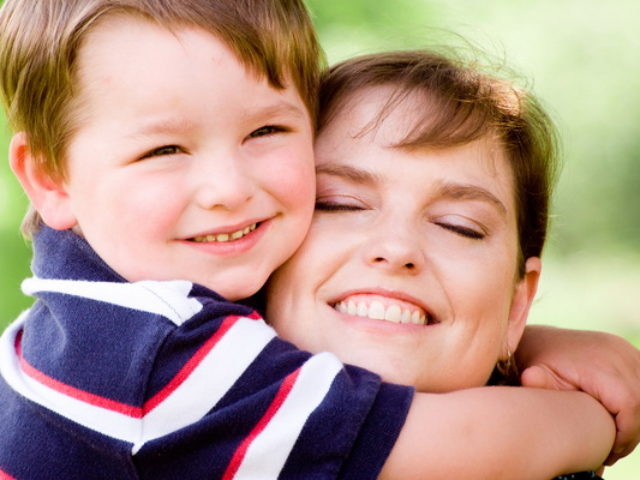 mama-copil-imbratisare