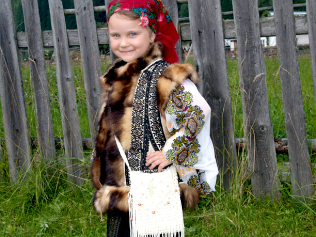 bucovina-fetita-in-costum-popular