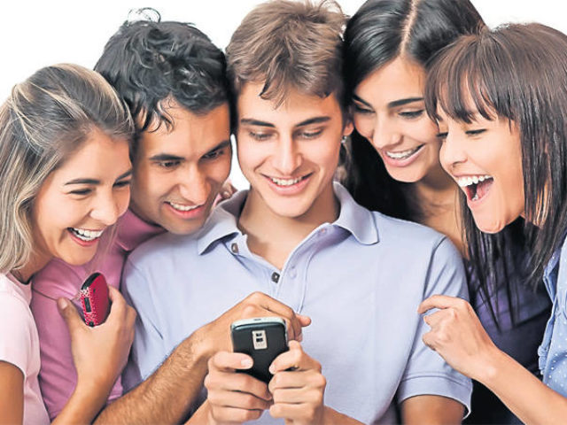 601-tineri-telefon-mobil_eafe1b0c05