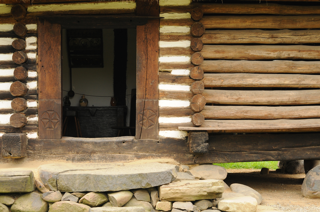casa_inaltata_pe_temelie_de_piatra_cu_pivnita_peretii_din_barne_de_brad_cioplite_pe_patru_fete_si_imbinate_in_cheie_dreapta_tencuiti_si_varuiti._17835