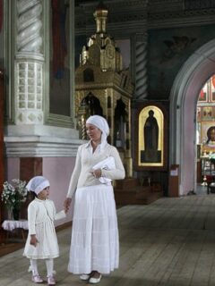 mama_si_fiica_la_biserica
