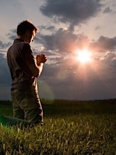 manpraying_400