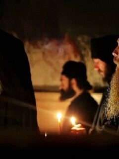 un-grup-de-calugari-de-pe-muntele-athos-il-viziteaza-pe-becali-la-inchisoare1370075100