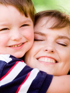 mama-copil-imbratisare