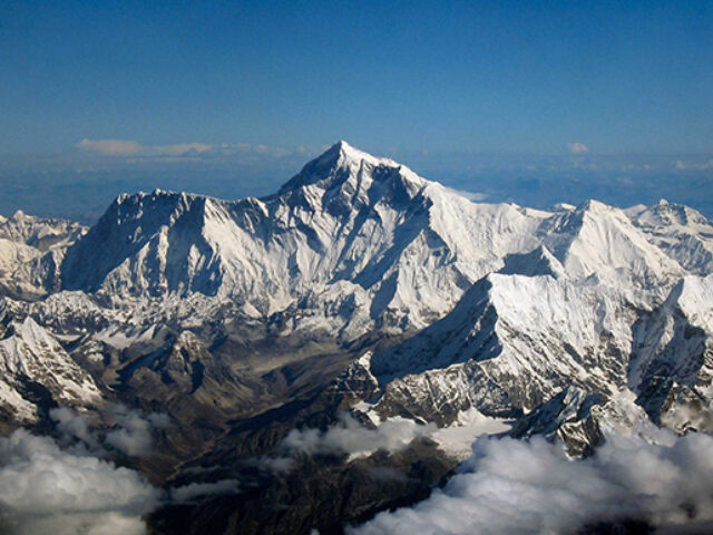 mount-everest-plane-crash-2