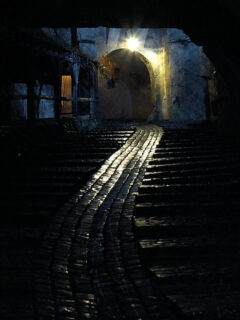 Liniste_-_sub_turnul_cu_ceas_din_Sighisoara.