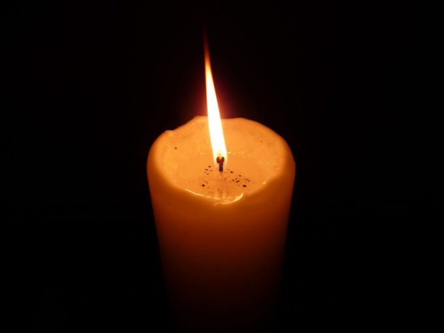 1280px-Brennende_Kerze