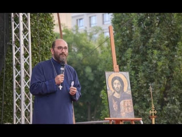 Pr. Constantin Necula a conferenţiat la Iaşi. Adevărata libertate înseamnă să îl ai pe Hristos, le-a spus părintele miilor de tineri (VIDEO)