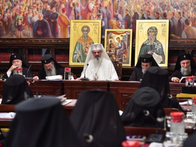 Sedinta-de-lucru-a-Sfantului-Sinod-prezidata-de-Patriarhul-Daniel-3