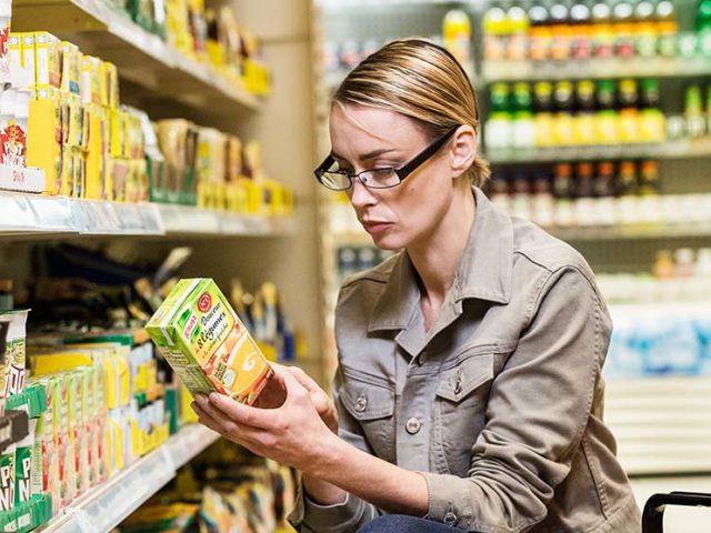 Consumer-reviewing-the-labelling-on-Knorr-product_990x557_tcm244-414254_w940