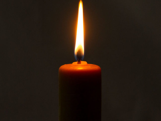 99441-Lumanare-de-botez-sau-cununie-aprinsa.