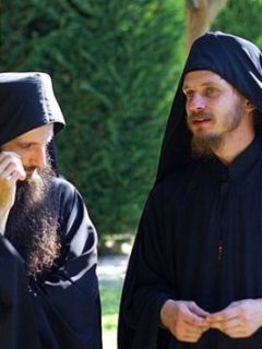 calugari_monahi-590x355