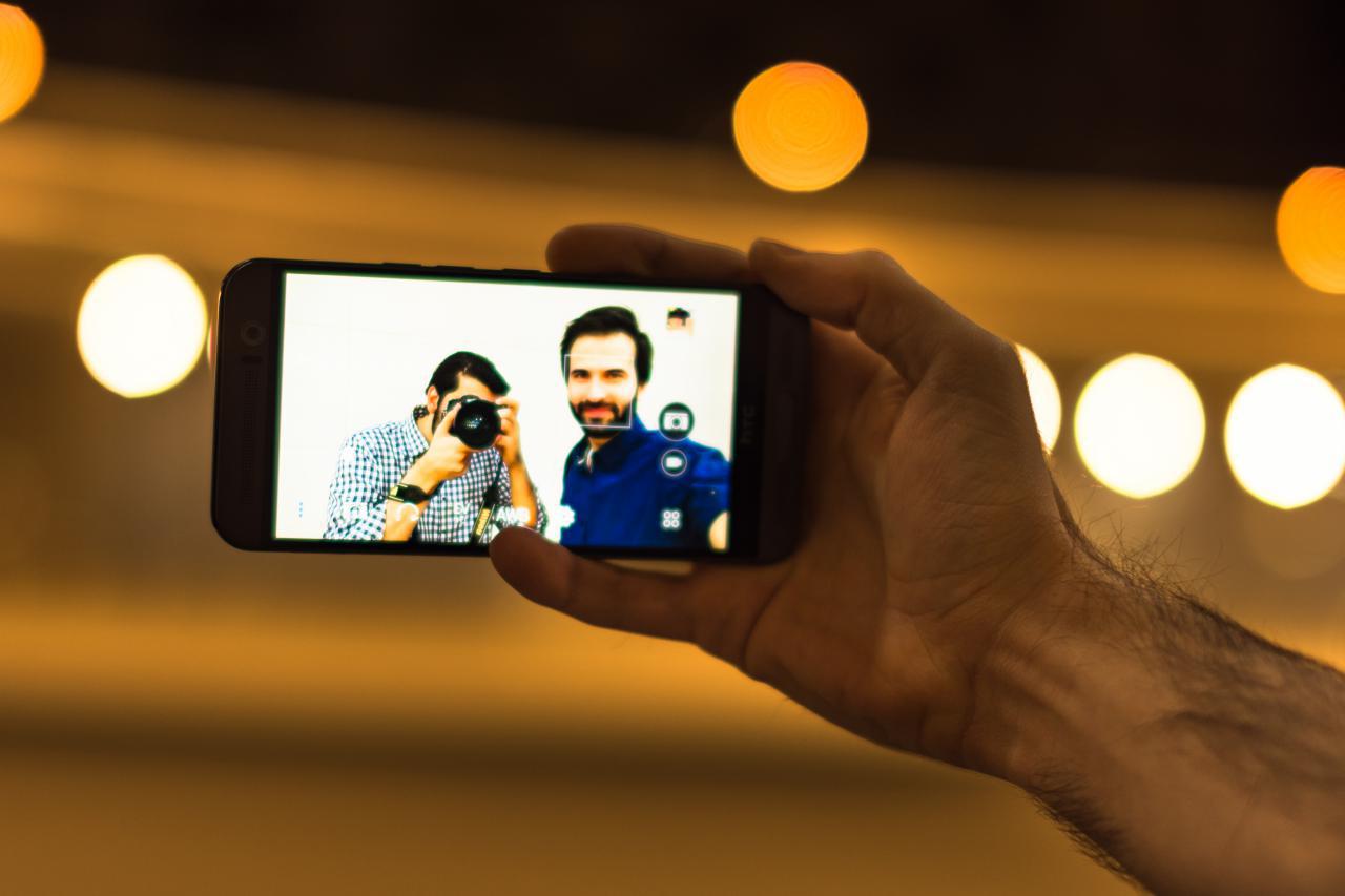 Selfie_with_both_phone_camera_and_DSLR_camera