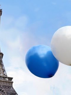 Balloons in the colors of the French flag in front of the Eiffel Tower