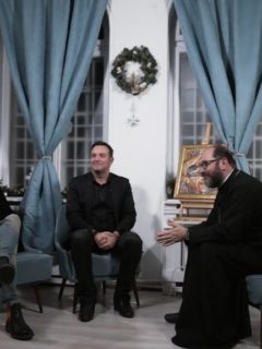 În preajma sărbătorii Nașterii Domnului, Dan Negru, Daniel Buzdugan și Părintele Constantin Necula au acceptat invitația Doxologia.ro de a se întâlni și de a povesti împreună despre… Crăciunul de ieri și de azi!